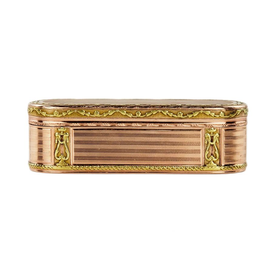 Antique Snuffbox in two-tone gold. France. The turn of the 19th-20th centuries.