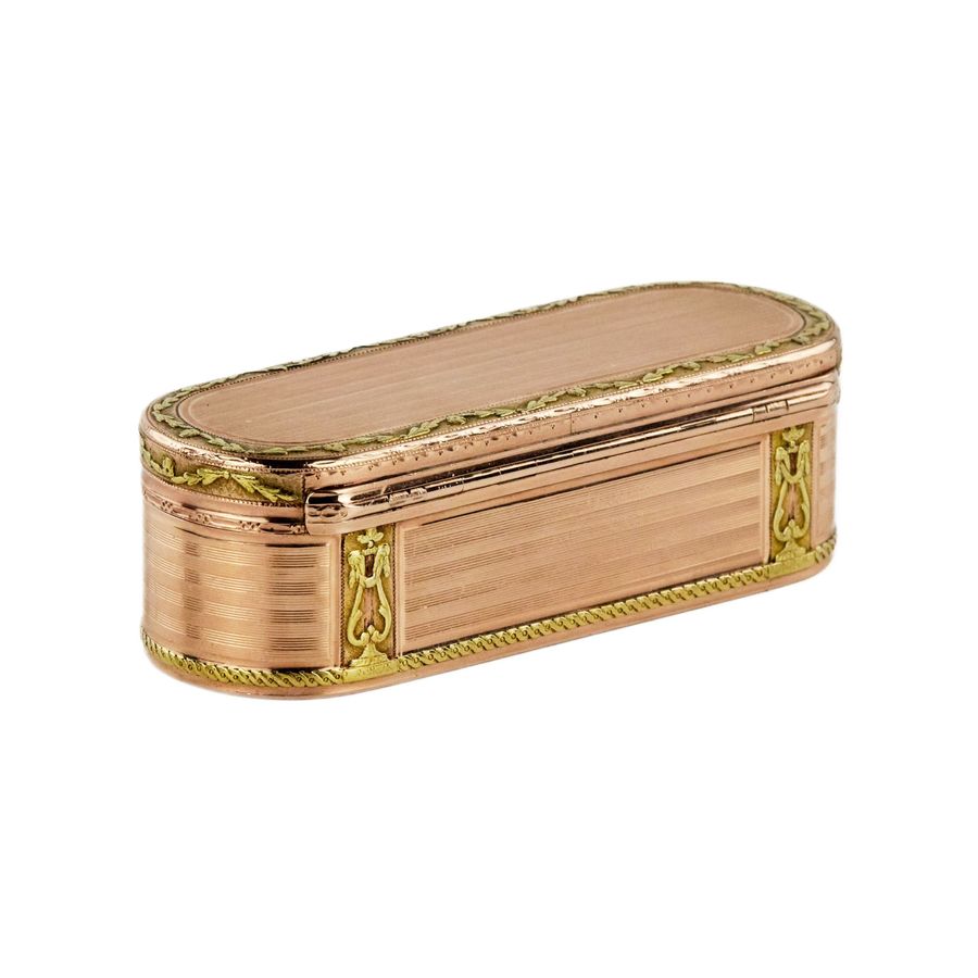 Antique Snuffbox in two-tone gold. France. The turn of the 19th-20th centuries.