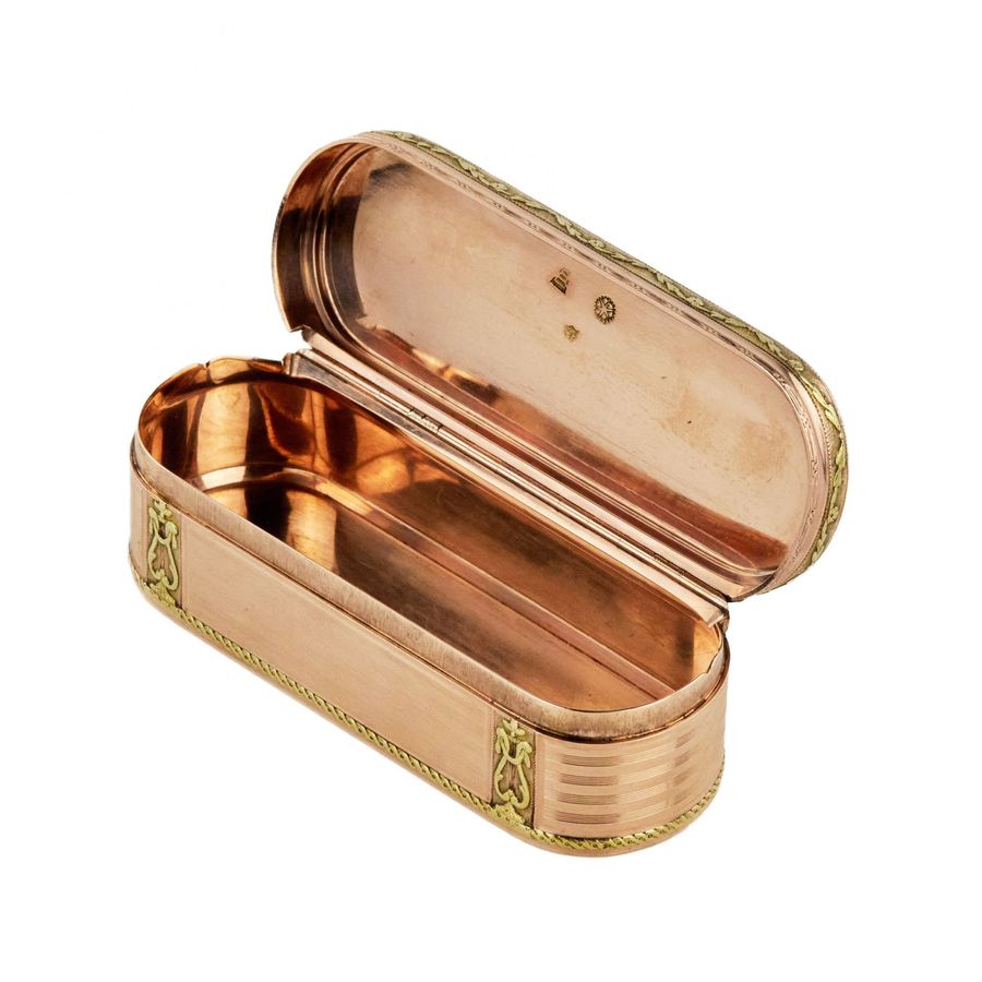 Antique Snuffbox in two-tone gold. France. The turn of the 19th-20th centuries.