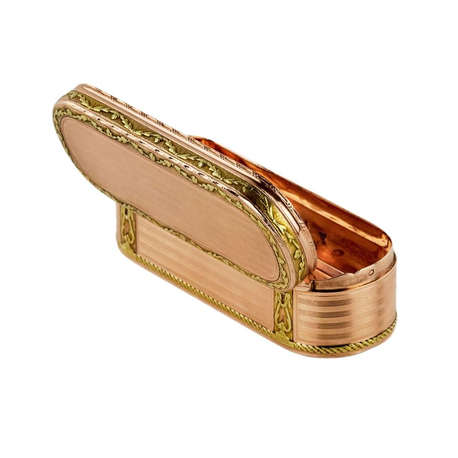 Antique Snuffbox in two-tone gold. France. The turn of the 19th-20th centuries.