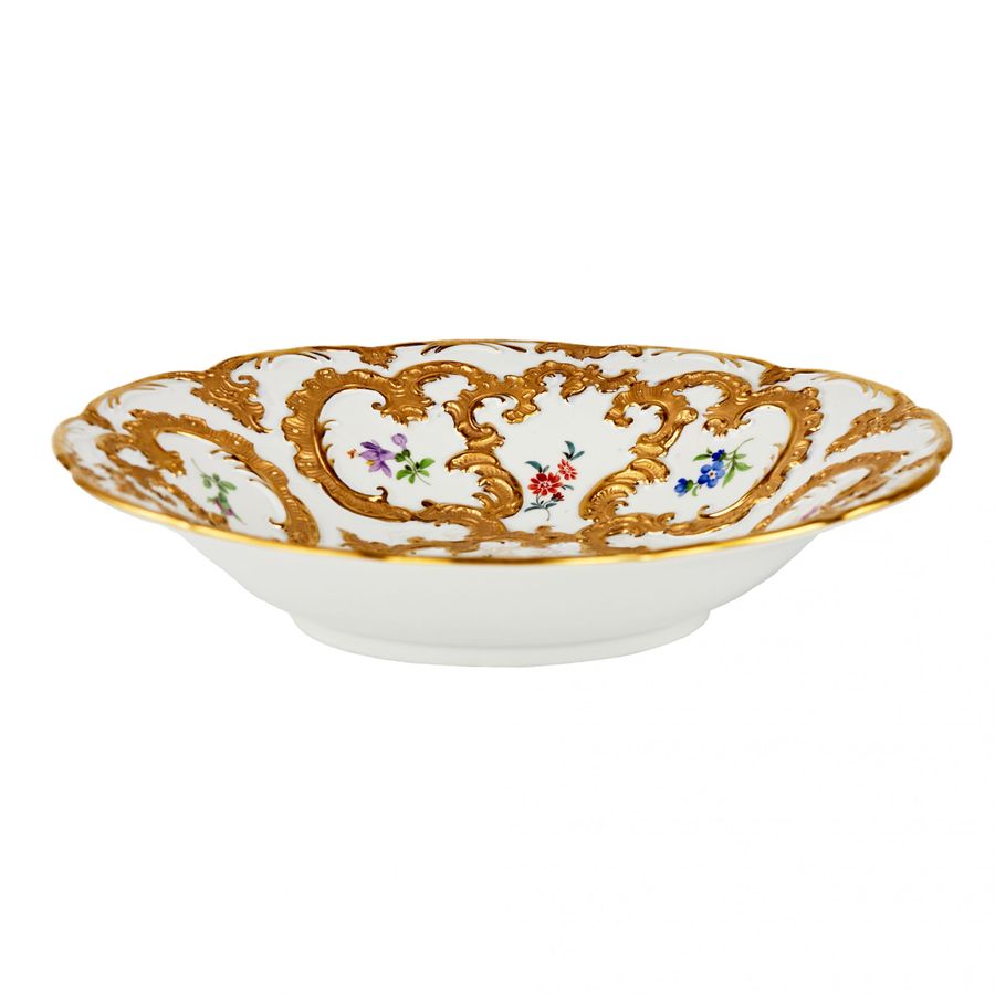 Antique An elegant Meissen porcelain dish.