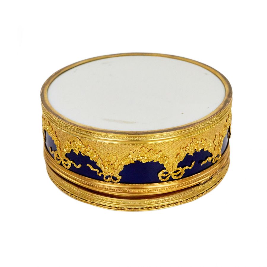 Antique Round porcelain box with a miniature in the style of Louis XVI.