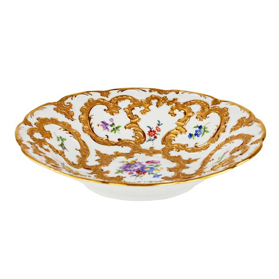 Antique An elegant Meissen porcelain dish.