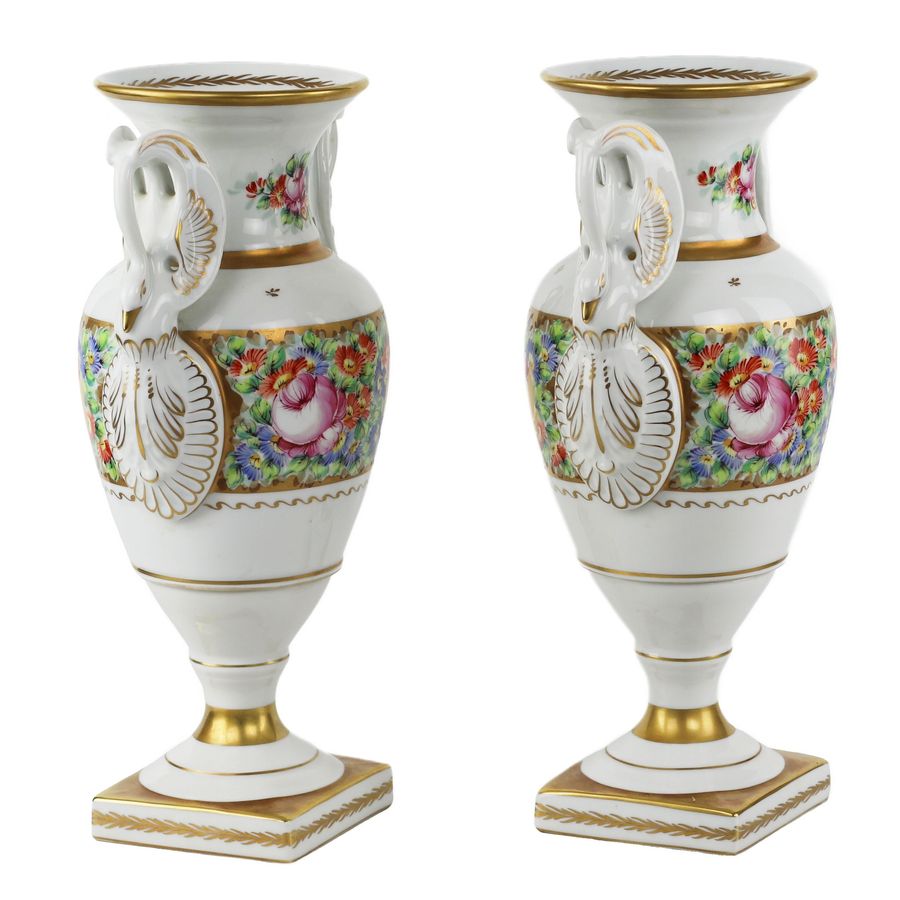 Antique A pair of gilded porcelain Couleuvre vases in the French Empire style. 20th century.