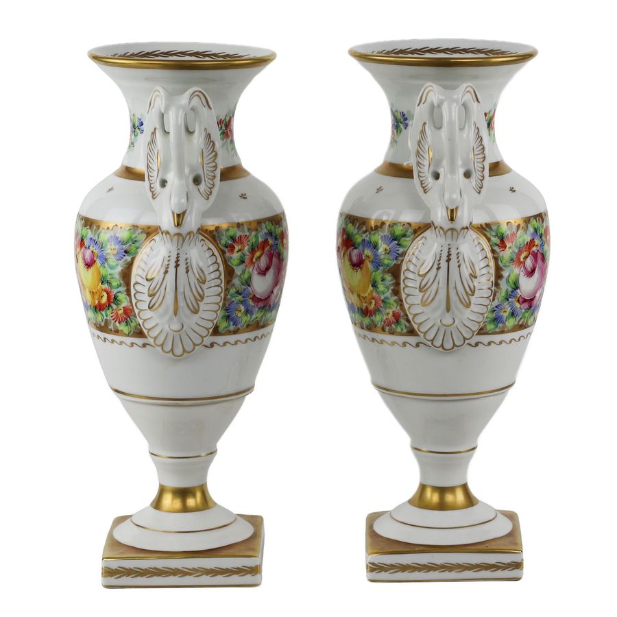 Antique A pair of gilded porcelain Couleuvre vases in the French Empire style. 20th century.