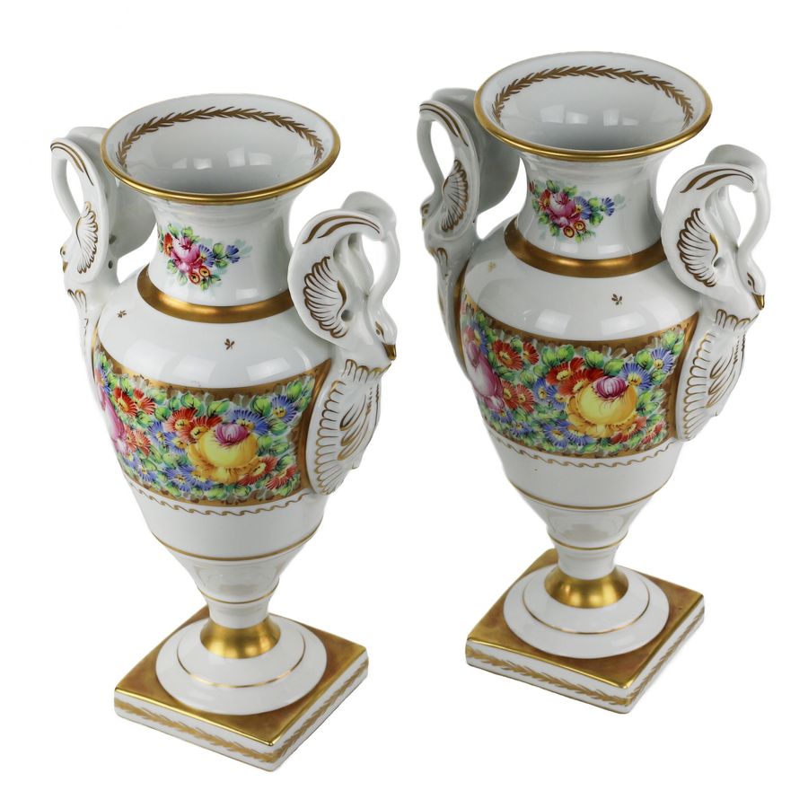 Antique A pair of gilded porcelain Couleuvre vases in the French Empire style. 20th century.