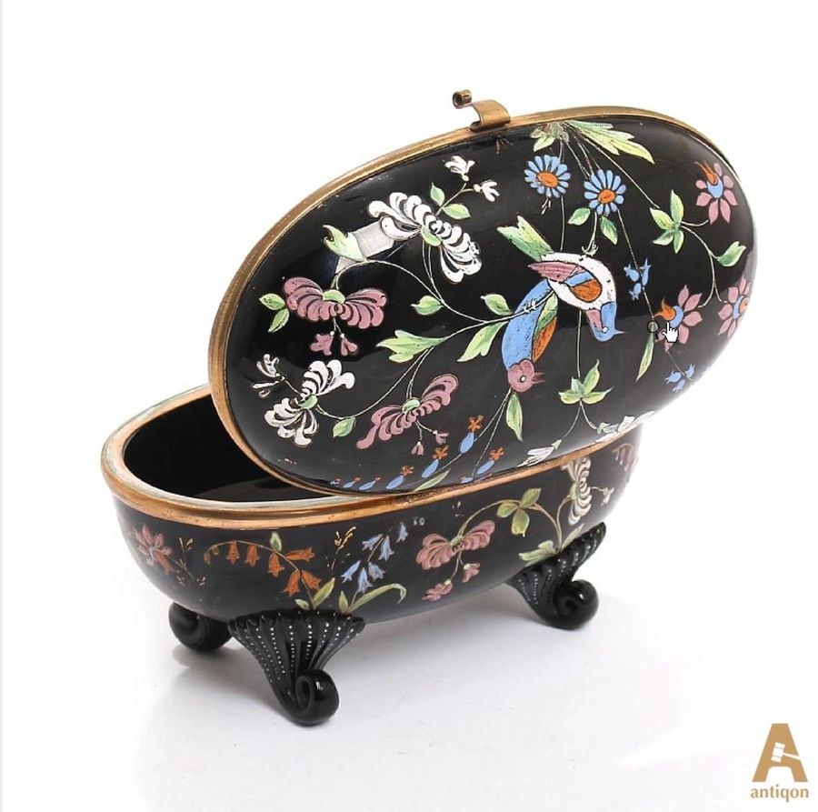 Antique An elegant French jewelry box