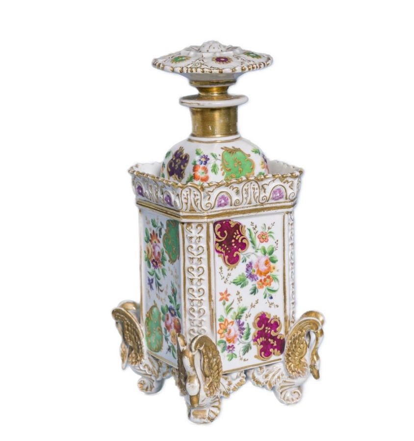 Perfume bottle made of French polychrome and gilded porcelain. Jacob Petit 19th century