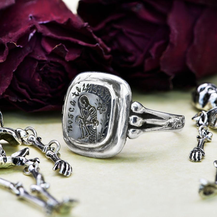 Antique The Antique Georgian 18th Century 'Know Thyself' Memento Mori Ring