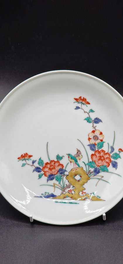 Antique Japanese Kakiemon porcelain plate. National treasure Kakiemon 14th.