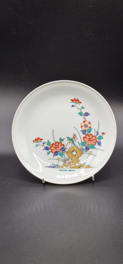 Antique Japanese Kakiemon porcelain plate. National treasure Kakiemon 14th.
