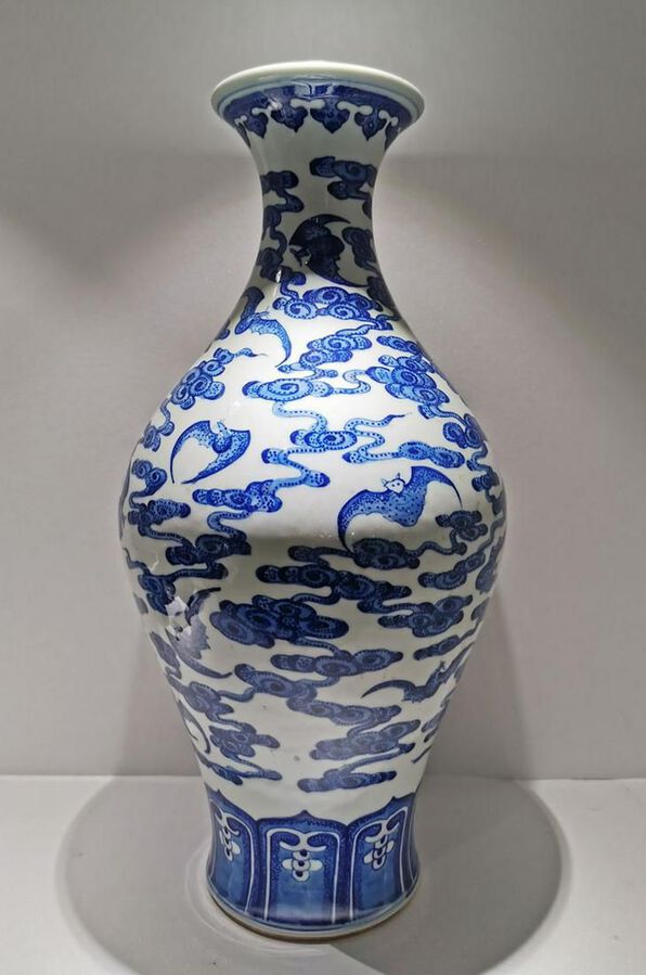 Blue and white bat vase