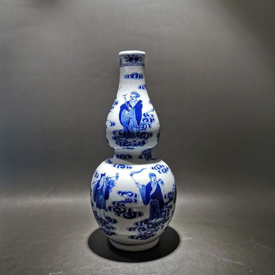 Qing dynasty gourd vase with eight immortals