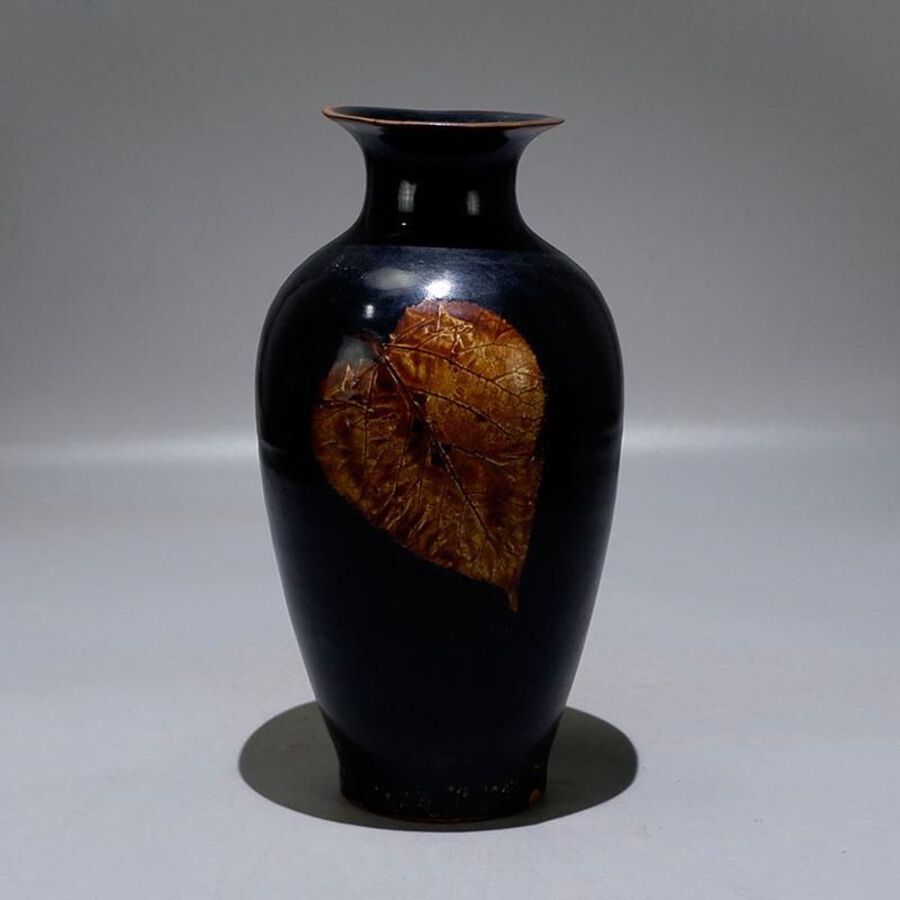 Urushi-glazed open-top vase with double-leaf motif