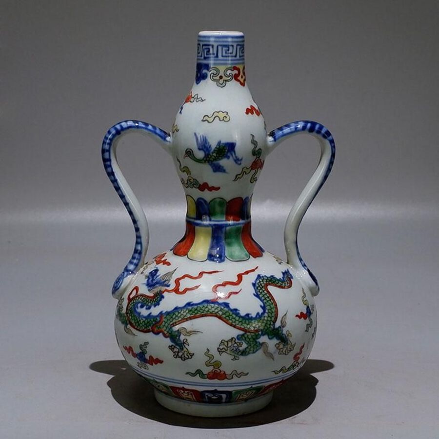 A blue and white dragon gourd vase with ribbon design