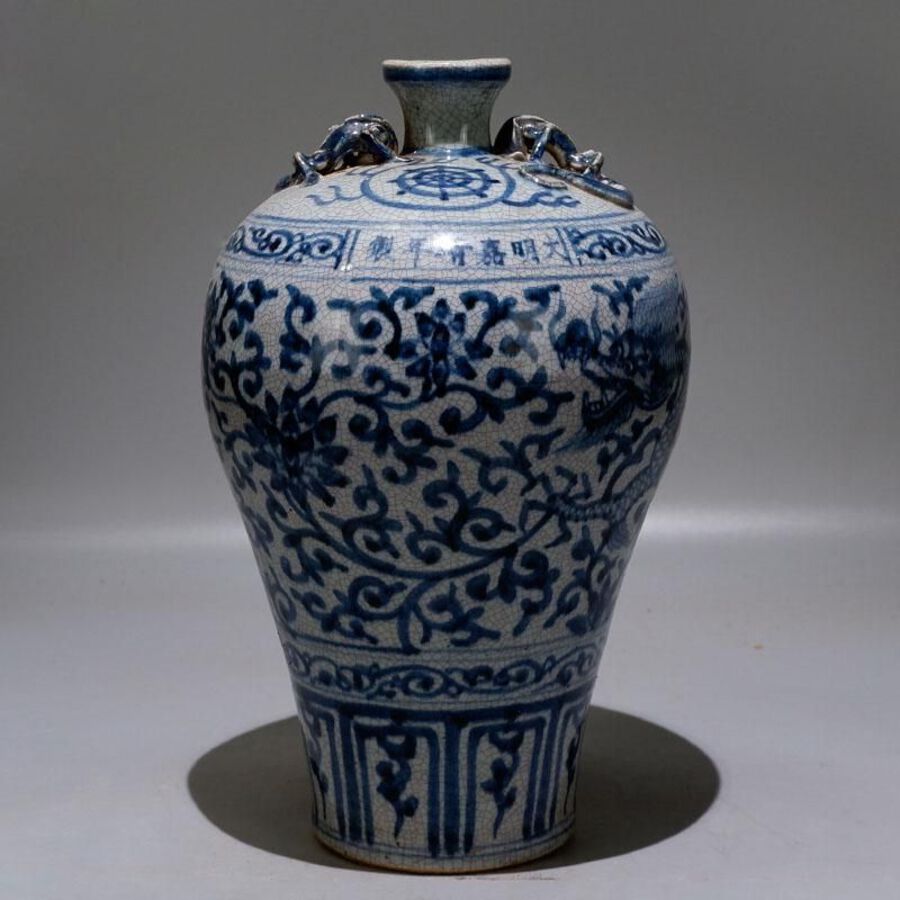 Blue and white glaze plum vase with dragon pattern