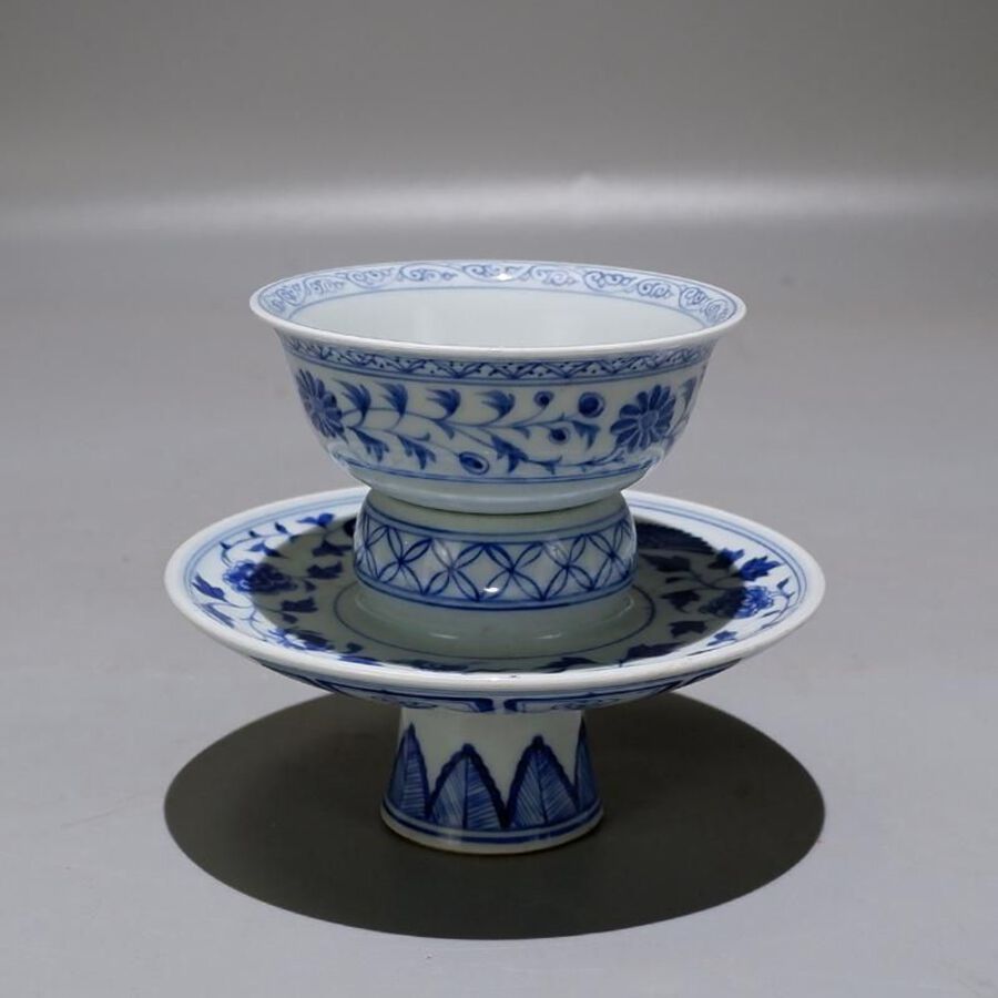 A blue and white enameled phoenix cup