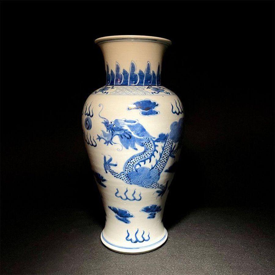 Qing Guangxu Qing dynasty blue and white flower double dragon pattern Guanyin zun