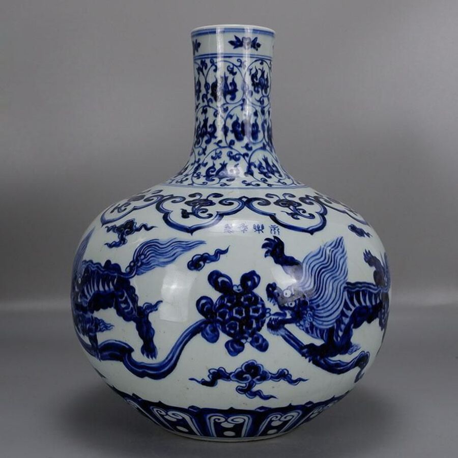 Antique Blue and white lion and embroidered ball vase | ANTIQUES.CO.UK