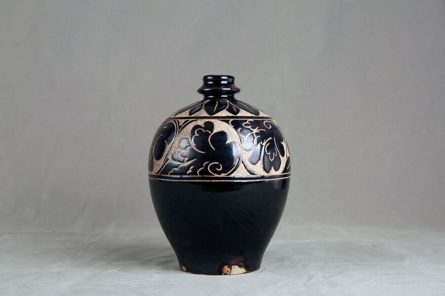 Black-glaze engraved doulu vase