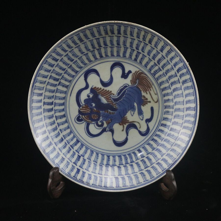 Blue and white lion dish