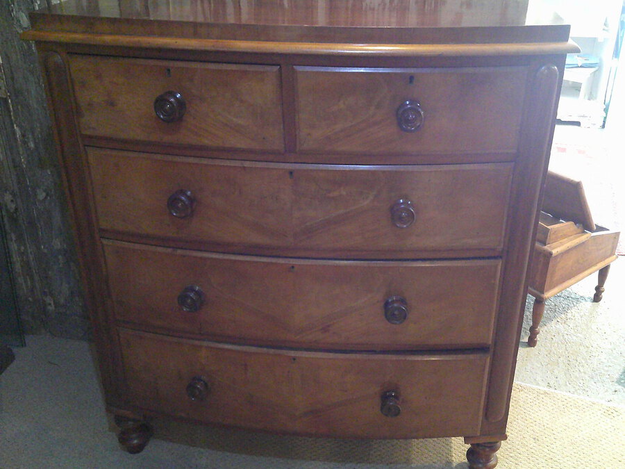 Antique ANTIQUE VICTORIAN  MAHOGANY BOW FRONT CHEST OF DRAWERS