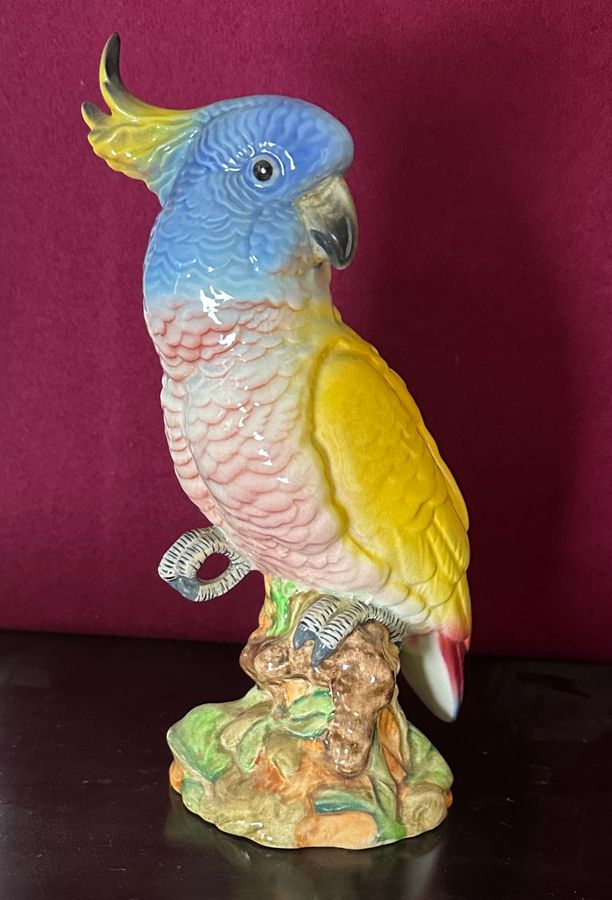 Por el figure of a cockatoo
