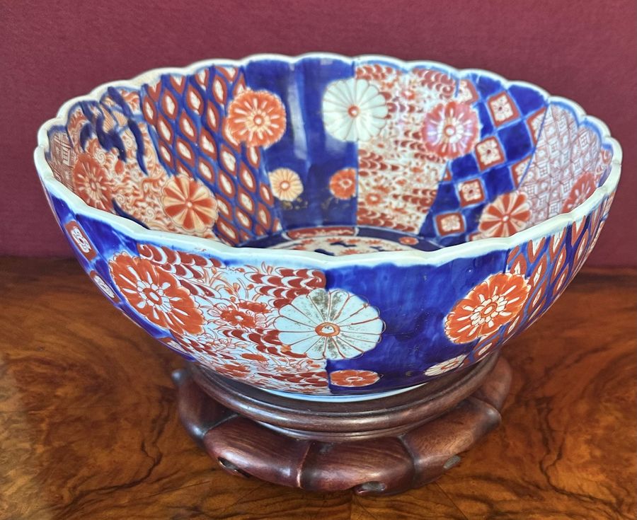 Antique Imari fluted bowl, circa 1900