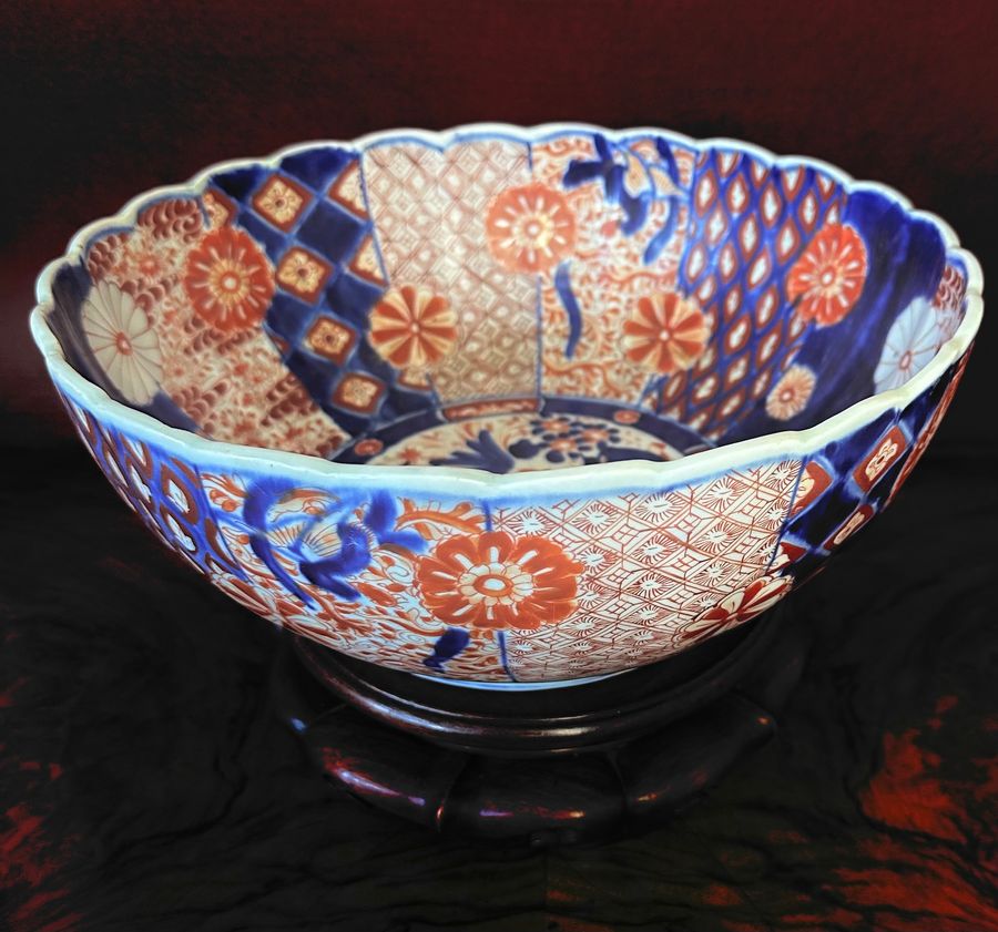 Antique Imari fluted bowl, circa 1900