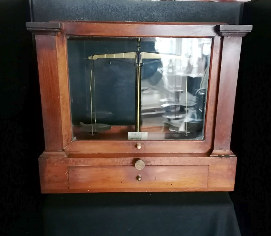 Antique balance scales in display cabinet. Ref 4036