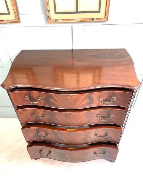 Antique Chippendale style Mahogany chest of drawers