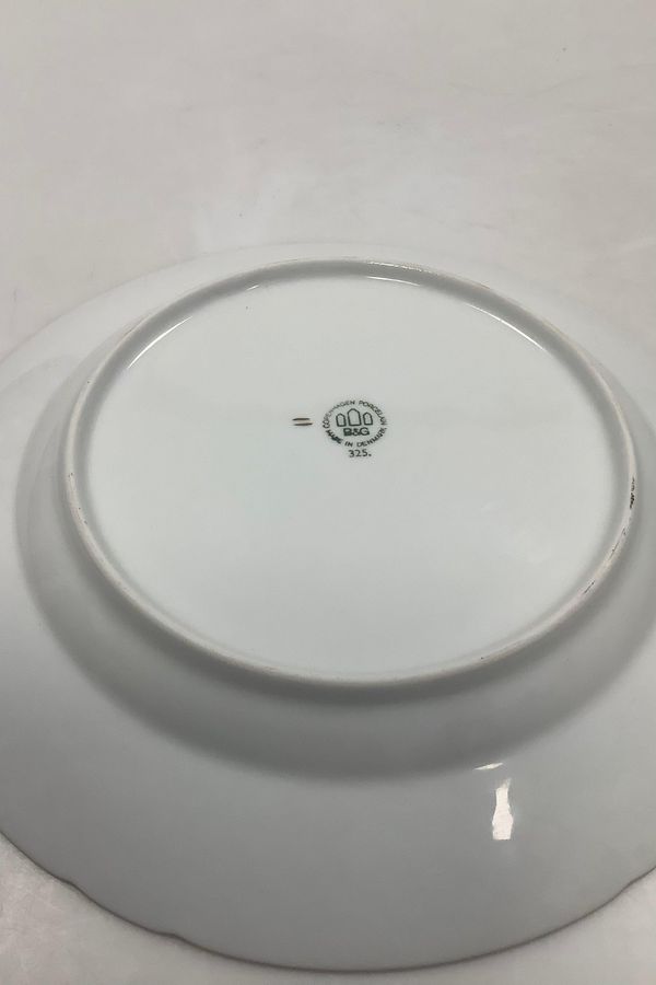 Antique Bing and Grondahl Hartmann Dinner Plate No 25 / 325. Measures 24.5cm / 9.65 inch and in good condition.
