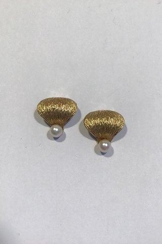 Antique Bernhardt Hertz 14 ct. Gold Earclips with a pearl and  barkfinish