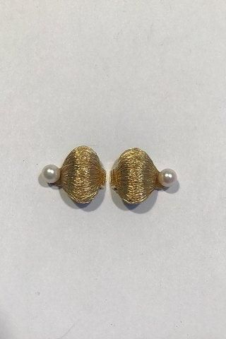 Antique Bernhardt Hertz 14 ct. Gold Earclips with a pearl and  barkfinish