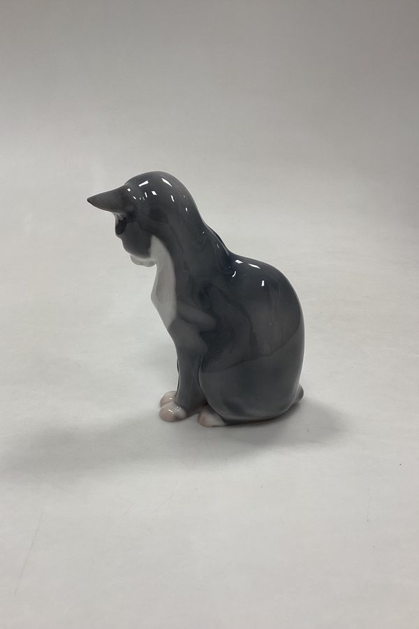 Antique Bing and Grondahl Figurine Sitting Cat No. 1876