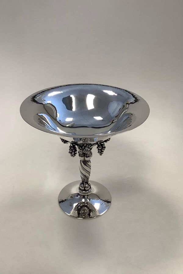 Antique Georg Jensen Sterling Silver Grape Saucer / Grape Bowl No 263B.  Measures 19 cm / 7 31/64 in. x 18.5 cm / 7 9/32 in. dia.  Weighs 600 grams / 21.15 oz.