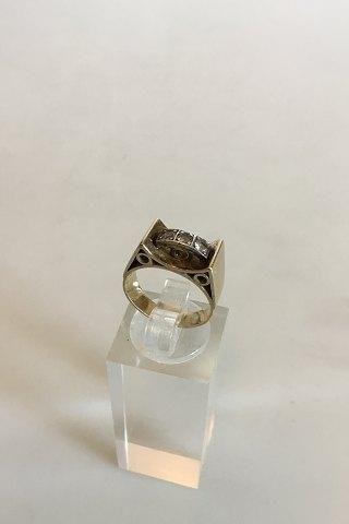 Antique Gold Ring with three Brilliants. 14 K