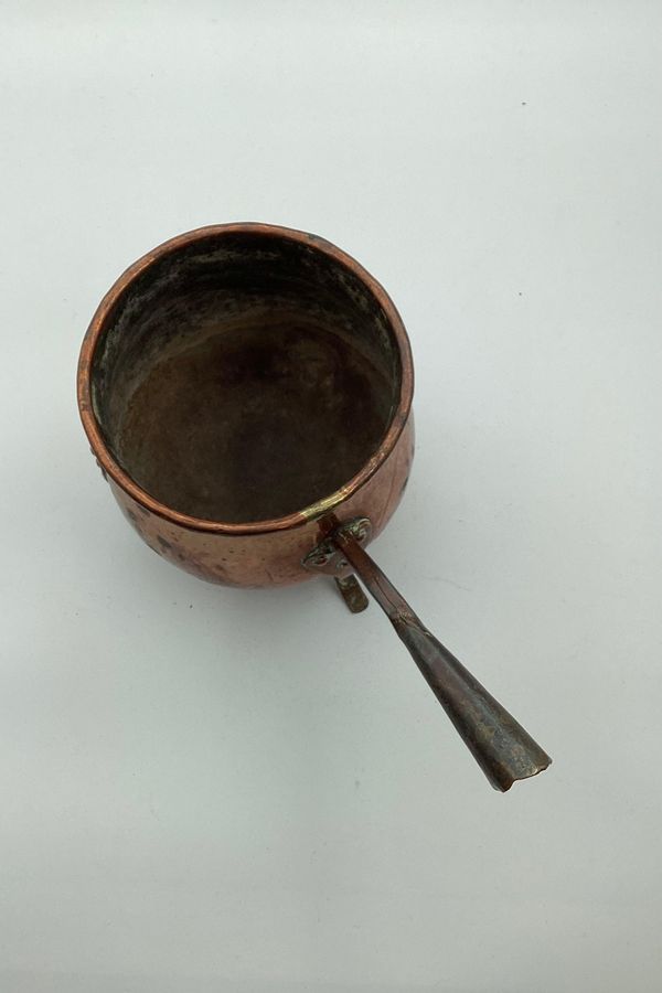 Antique High Danish copper pan with handle standing on three legs from the mid 19th century.