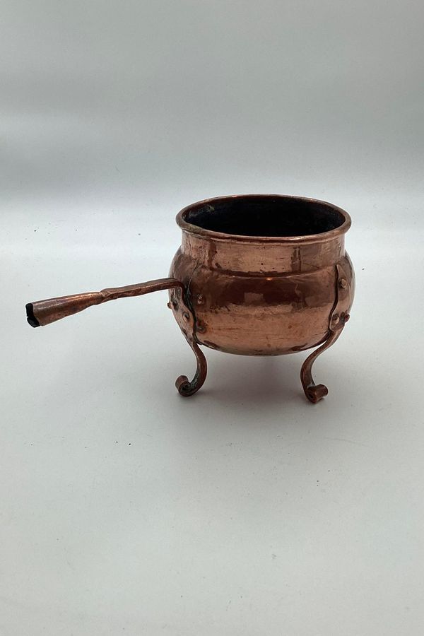 Antique Small Danish copper pan with handle standing on three legs from c. 1850