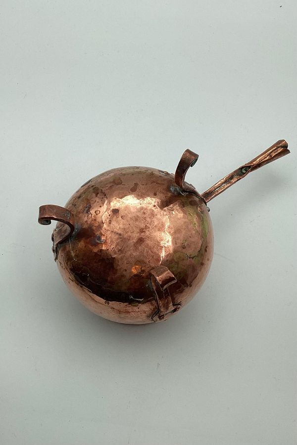 Antique Small Danish copper pan with handle standing on three legs from c. 1850