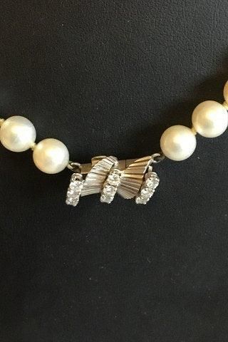 Antique Pearl necklace of round white saltwater pearls with 18ct lock of white gold with nine brilliant-cut diamonds totaling approx. 0.45 ct. Color Top Wesselton (F-G), Clarity: VS.