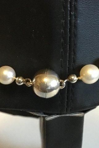 Antique Pearl necklace of round white saltwater pearls with 18ct lock of white gold with nine brilliant-cut diamonds totaling approx. 0.45 ct. Color Top Wesselton (F-G), Clarity: VS.