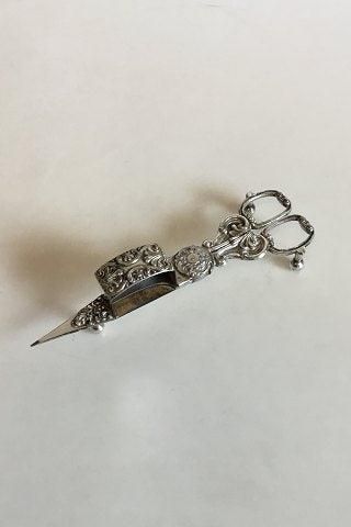 Antique English candle scissors in silverplate from 1880-1890 by Gilbert