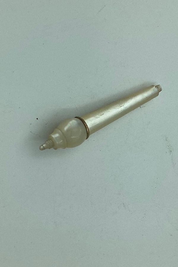 Small needle holder in mother-of-pearl from c. 1840