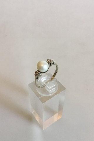 Ring in 14 K White Gold with Pearl and two small Brilliants