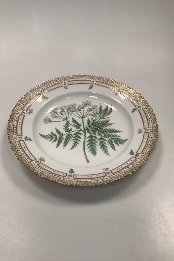 Royal Copenhagen Flora Danica Dinner Plate No. 624 ( 20 / 3549 )