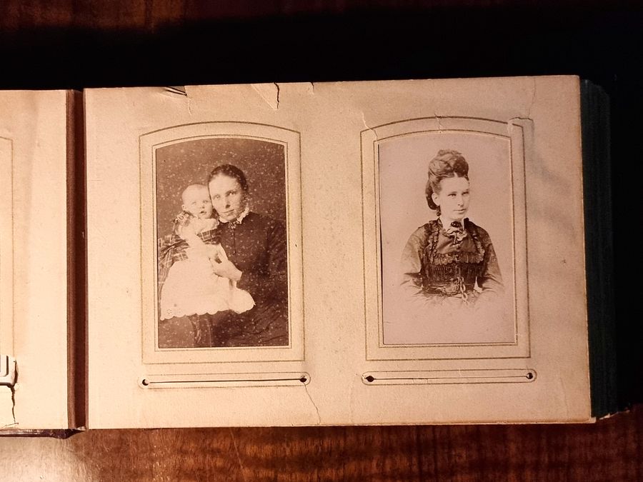 Antique Antique 19th Century Gothic Revival Photo Album Containing 69 Photos, Cartes De Visite