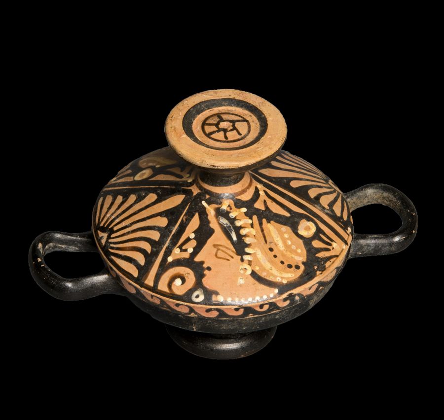 Apulian Greek South Italian pottery lekanis