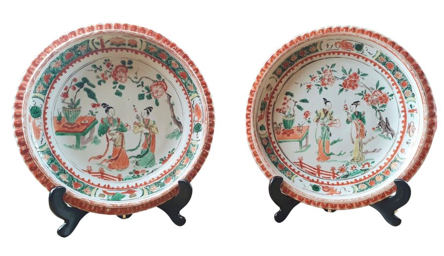 A BEAUTIUFL PAIR OF CHINESE KANGXI (1661-1722) FAMILLE VERTE PIE CRUST PLATES