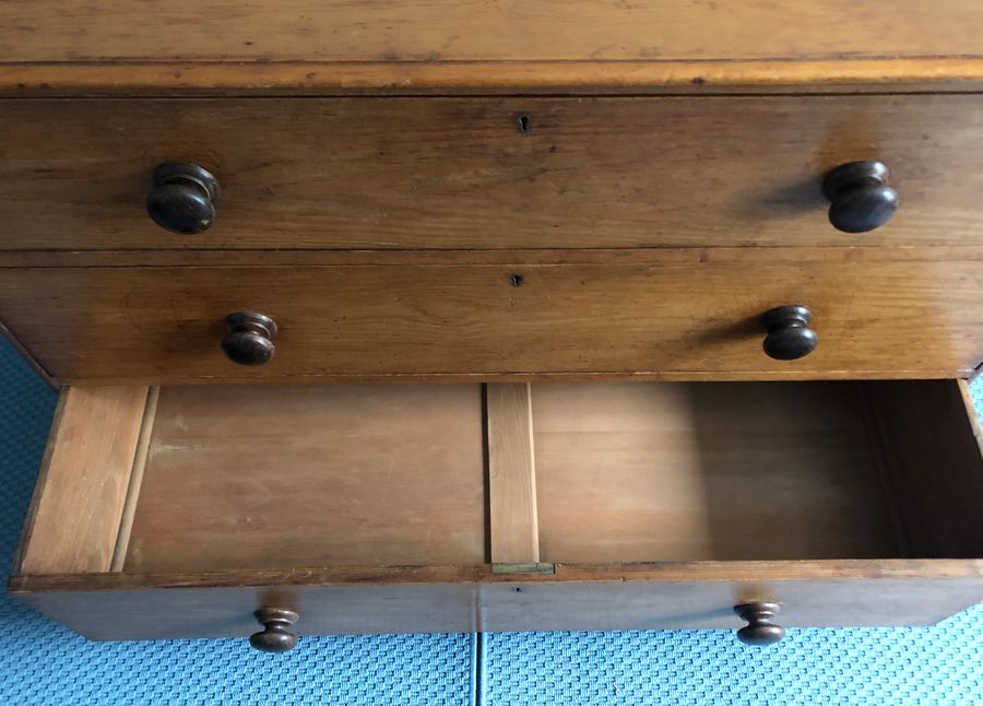 Antique LARGE PINE £CHEST OF THREE GRADUATED DRAWERS